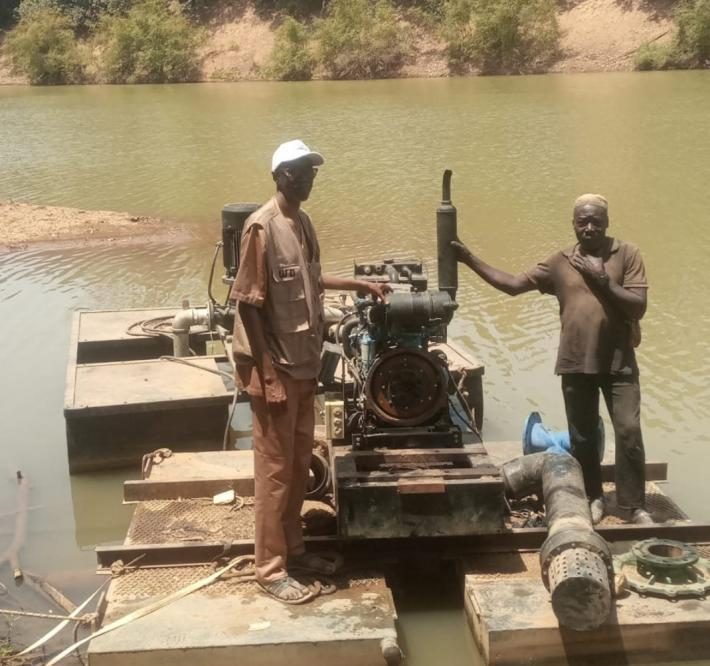 Motopompe installée sur une barge pour l’irrigation