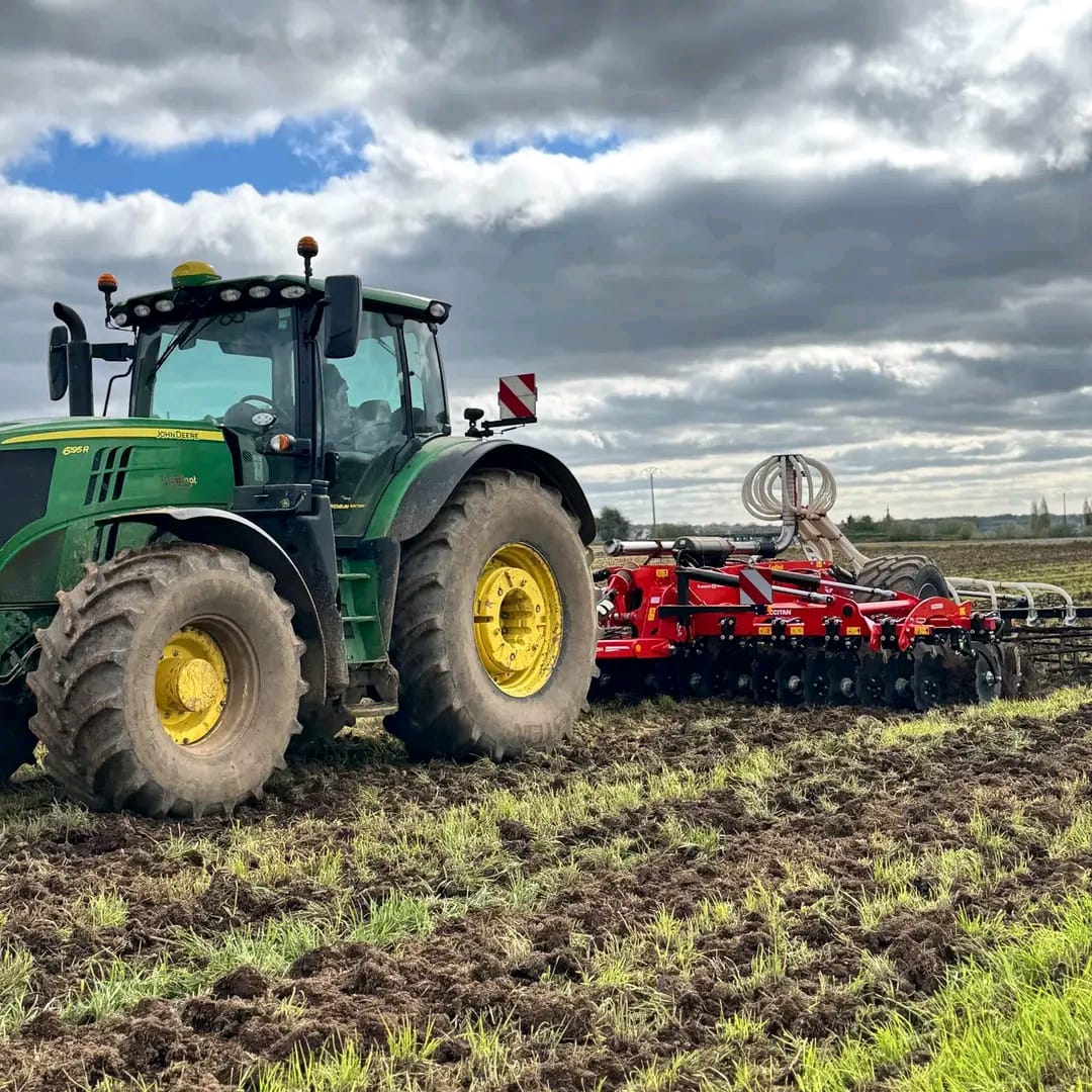 Tracteur et semoir au travail